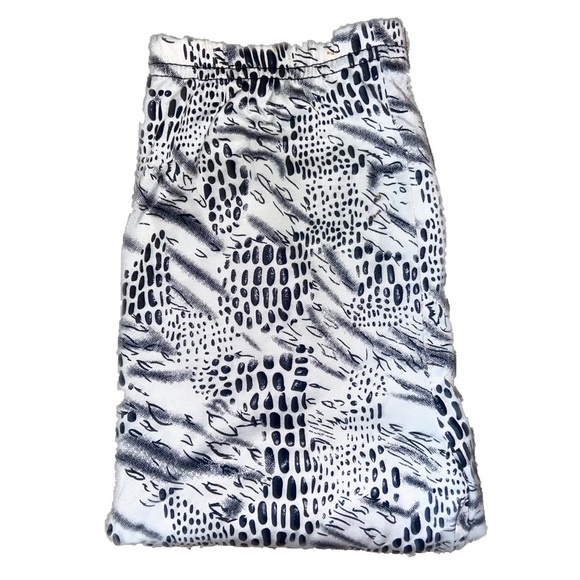 White Snow Leopard Print Leggings - Picture 3 of 4